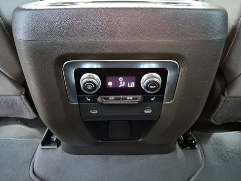 Used 2023 GMC Yukon XL SLT w/ SLT Premium Package image 21