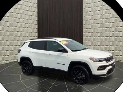 Certified 2025 Jeep Compass Latitude w/ Convenience Group AWD/4WD image 1