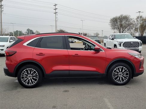 Used 2025 Ford Escape SE image 2