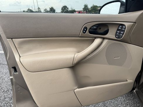 Used 2005 Ford Focus SE image 42