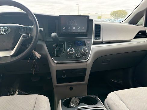 Used 2015 Toyota Sienna LE image 18