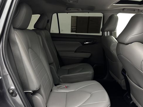 Used 2022 Toyota Highlander XLE AWD/4WD image 34