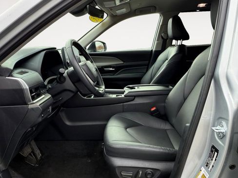 Certified 2025 Toyota Grand Highlander AWD image 10