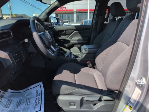 Used 2025 Toyota Tacoma SR5 AWD/4WD image 9
