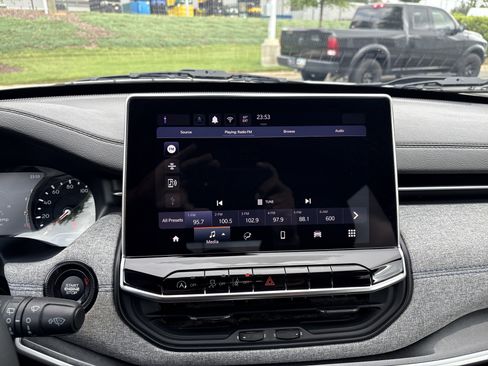 Used 2024 Jeep Compass Latitude AWD/4WD image 28