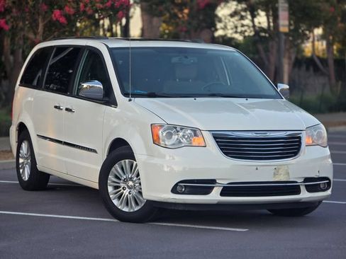 Used 2012 Chrysler Town & Country Limited w/ Luxury Group FWD image 2