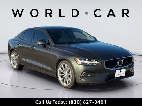 Used 2020 Volvo S60 T5 Momentum image 2