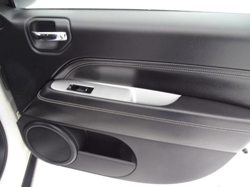 Used 2016 Jeep Compass High Altitude image 36