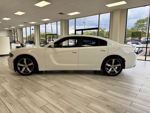 Used 2017 Dodge Charger SE image 4