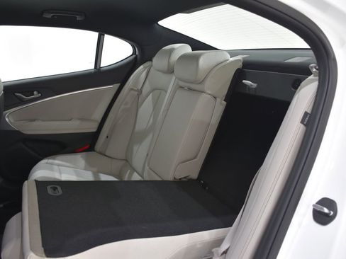 Used 2025 Genesis G70 2.5T image 25