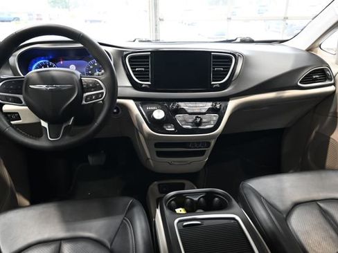 Used 2024 Chrysler Pacifica Touring-L image 13