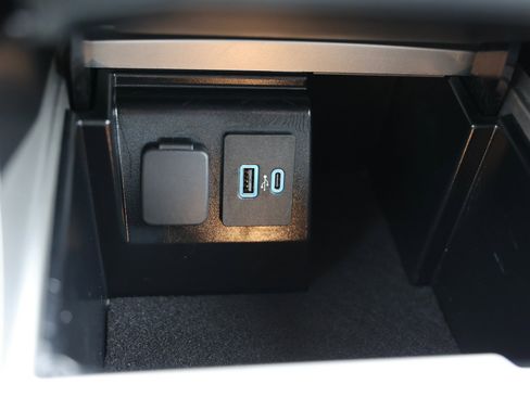 Certified 2023 Ford Explorer XLT image 32