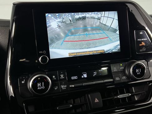 Used 2025 Toyota Highlander XLE image 19