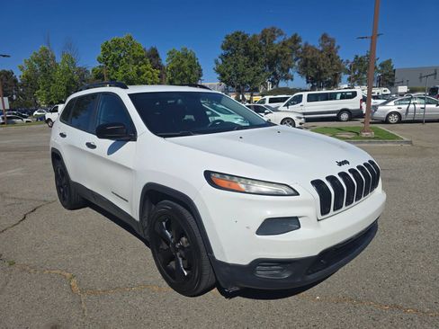 Used 2016 Jeep Cherokee Sport FWD image 3