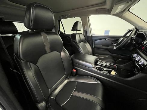 Used 2025 Honda Pilot Touring image 9