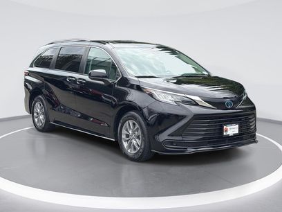 Used 2023 Toyota Sienna LE w/ LE Plus Package