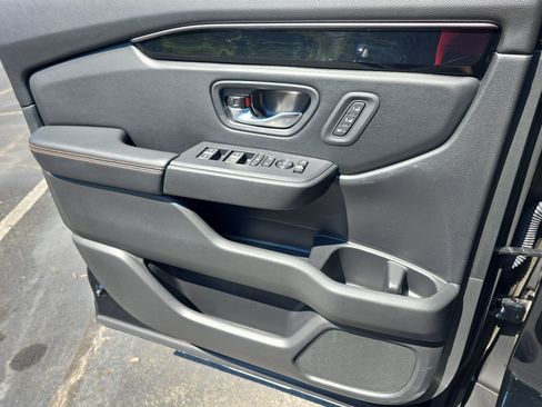 Used 2025 Honda Pilot TrailSport image 28