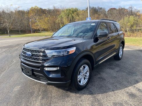 Used 2022 Ford Explorer XLT w/ Equipment Group 202A image 7