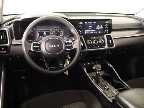 Used 2023 Kia Sorento LX FWD image 2