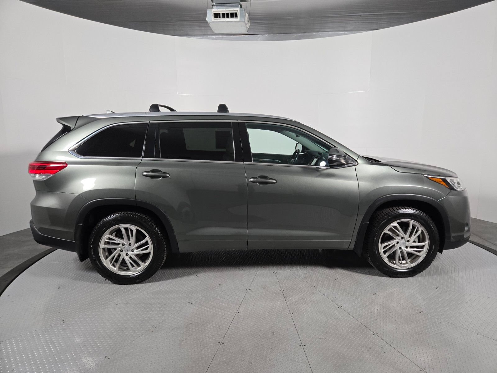 Used 2018 Toyota Highlander Limited AWD/4WD image 3