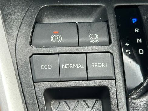 Used 2020 Toyota RAV4 LE image 24