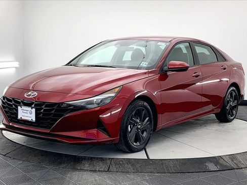 Used 2023 Hyundai Elantra SEL image 2