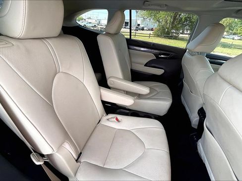 Used 2020 Toyota Highlander Limited FWD image 25