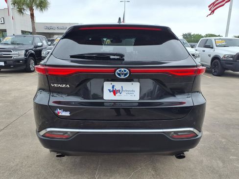 Used 2024 Toyota Venza XLE AWD/4WD image 6