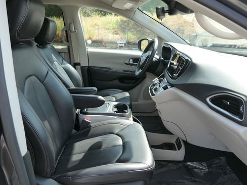 Used 2023 Chrysler Pacifica Touring-L FWD image 27