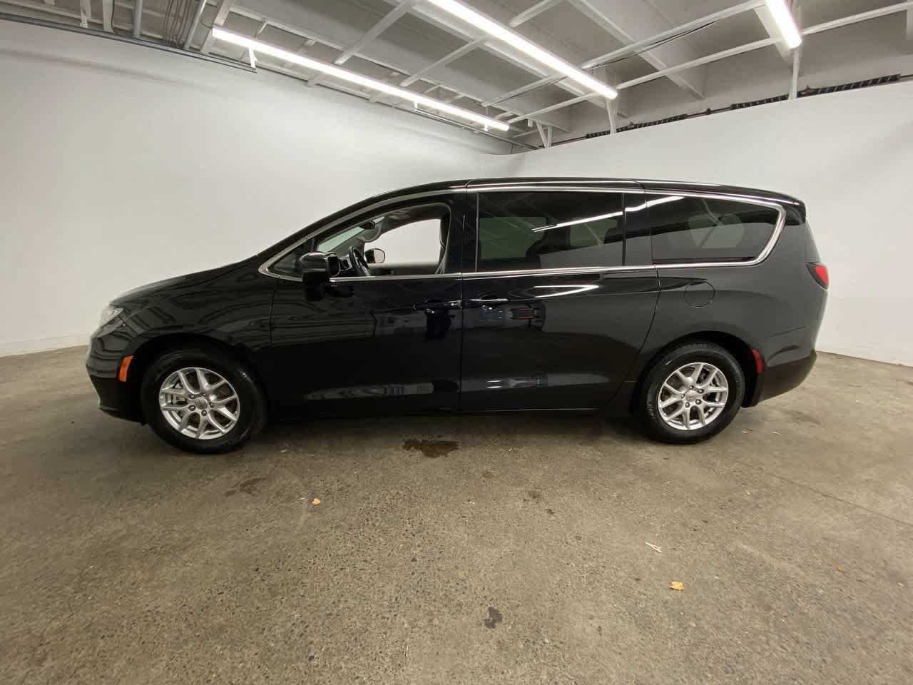 Used 2024 Chrysler Pacifica Touring-L FWD image 3