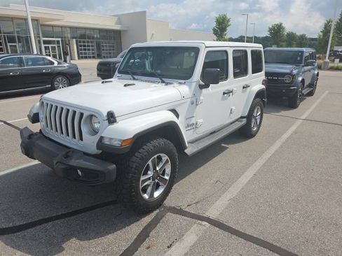 Used 2019 Jeep Wrangler Unlimited Sahara w/ Cold Weather Group AWD/4WD image 3