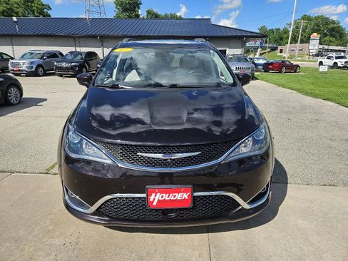 Used 2017 Chrysler Pacifica Touring-L Plus w/ Advanced Safetytec Group FWD image 2