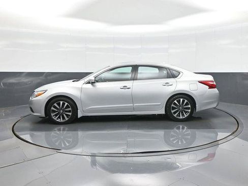 Used 2016 Nissan Altima 2.5 SV w/ Convenience Package FWD image 4