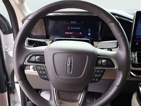 Used 2024 Lincoln Navigator Premiere image 32