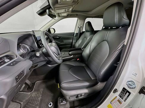 Used 2026 Toyota Highlander XLE image 21