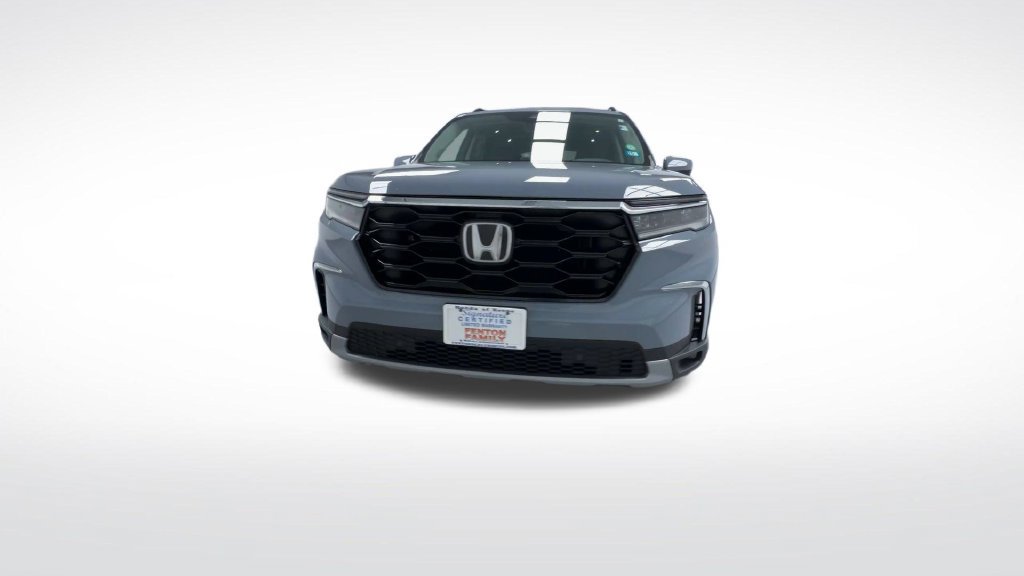 Used 2025 Honda Pilot Touring image 3