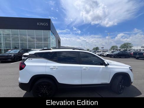 Used 2022 GMC Terrain SLE w/ Elevation Edition FWD image 2