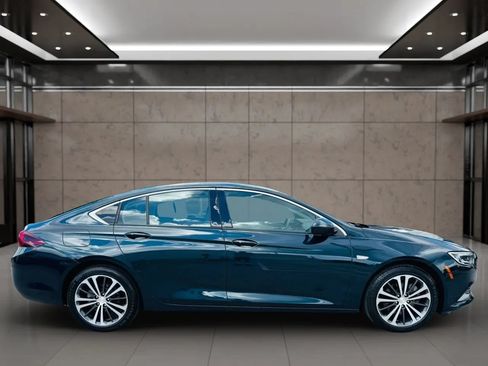 Used 2018 Buick Regal Preferred w/ Driver Confidence Package #1 AWD/4WD image 2