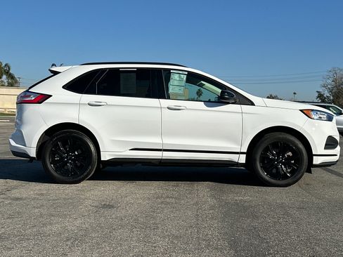 Certified 2024 Ford Edge SE w/ Black Appearance Package image 3