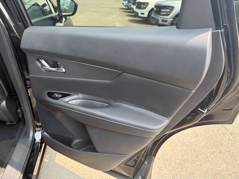 Used 2025 Nissan Murano SV AWD/4WD image 16