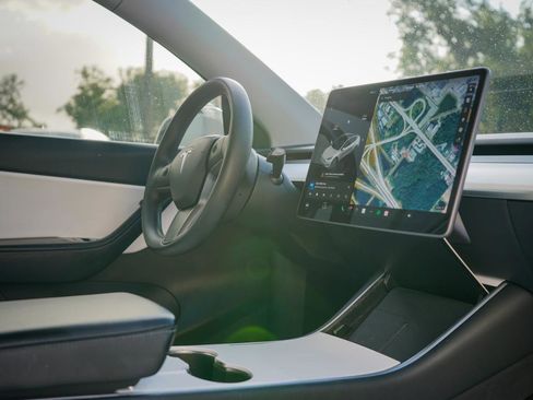 Used 2021 Tesla Model Y Long Range image 11