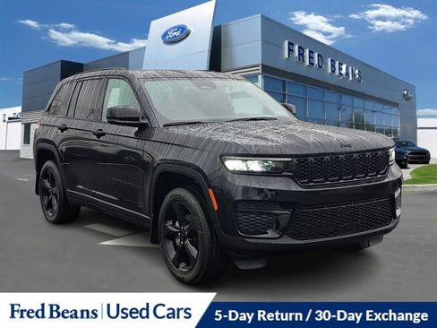 Used 2025 Jeep Grand Cherokee Altitude image 1