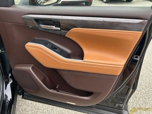 Used 2022 Toyota Highlander Platinum image 30