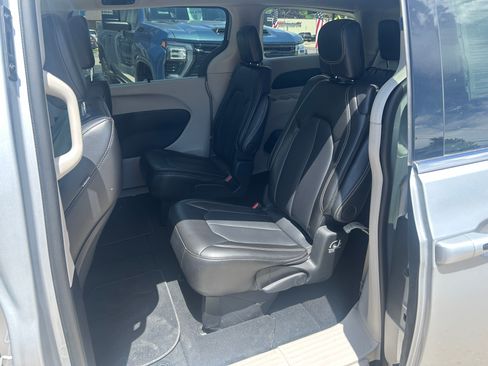 Used 2024 Chrysler Pacifica Touring-L FWD image 33