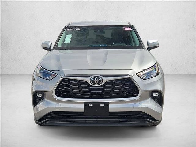 Used 2025 Toyota Highlander LE FWD image 2