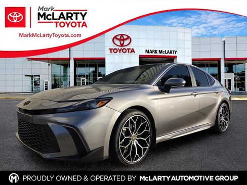 Used 2025 Toyota Camry SE FWD image 1