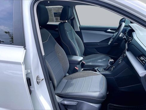 Used 2023 Volkswagen Taos SE w/ Panoramic Sunroof Package FWD image 9