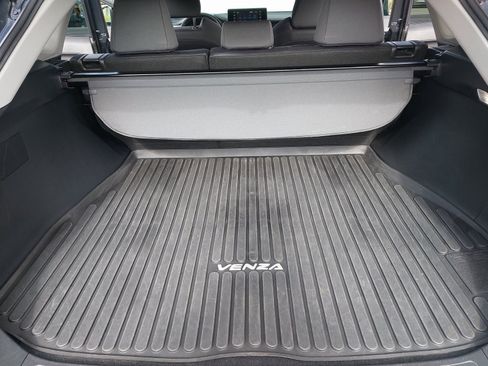 Used 2021 Toyota Venza Limited image 12