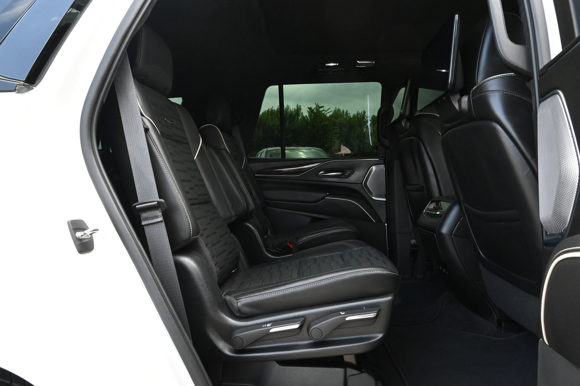 Used 2022 Cadillac Escalade Sport Platinum w/ LPO, ONYX Package AWD/4WD image 21