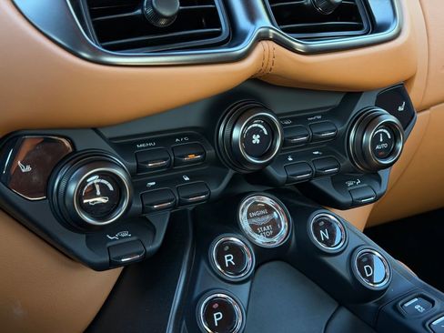 Used 2021 Aston Martin V8 Vantage Coupe image 27